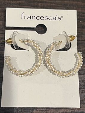 Francesca's Collections Pearl-Trim Gold Hoop Earrings white nwt case
